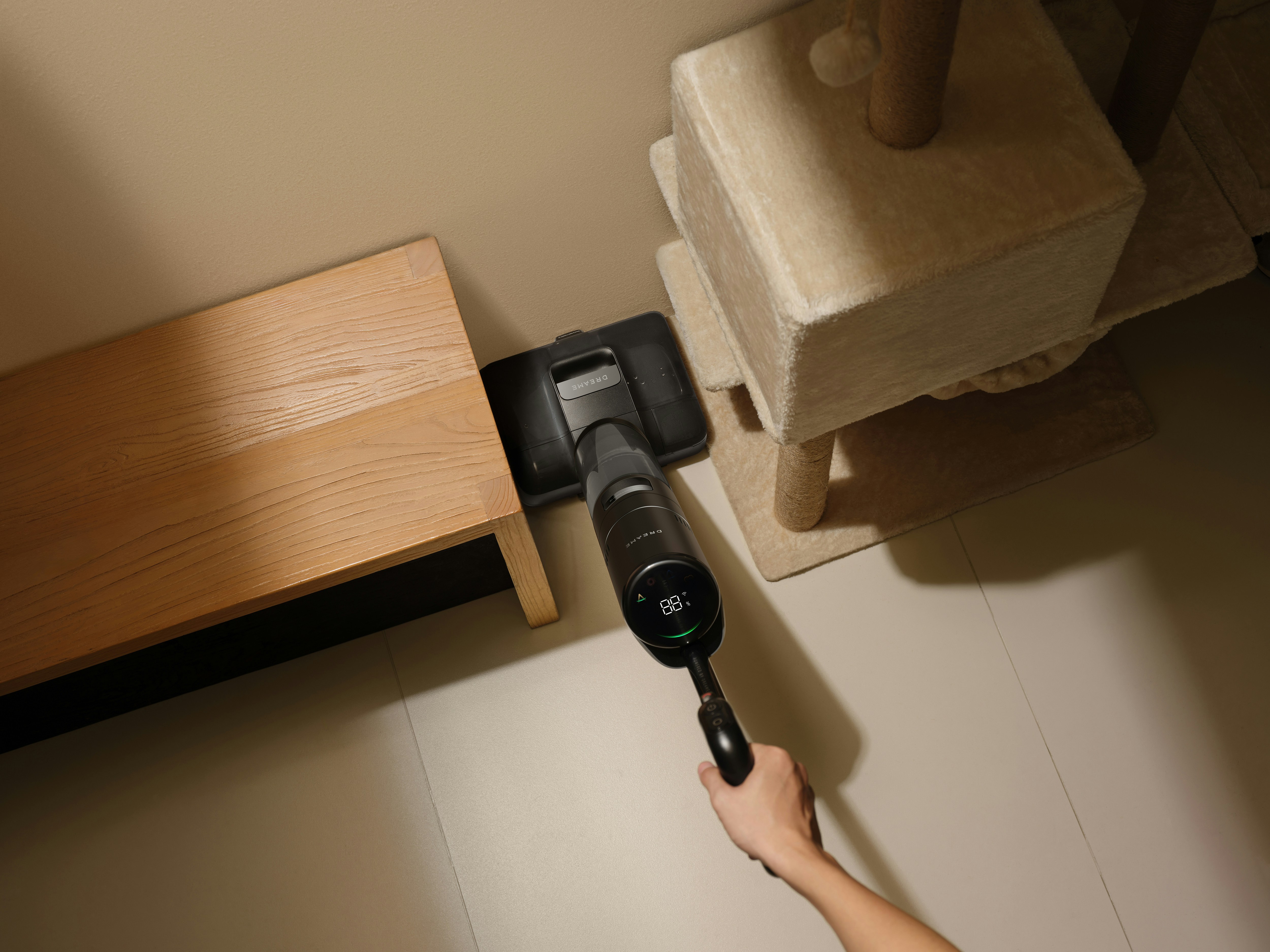 Aspiradora de mano moderna en uso en cocina minimalista