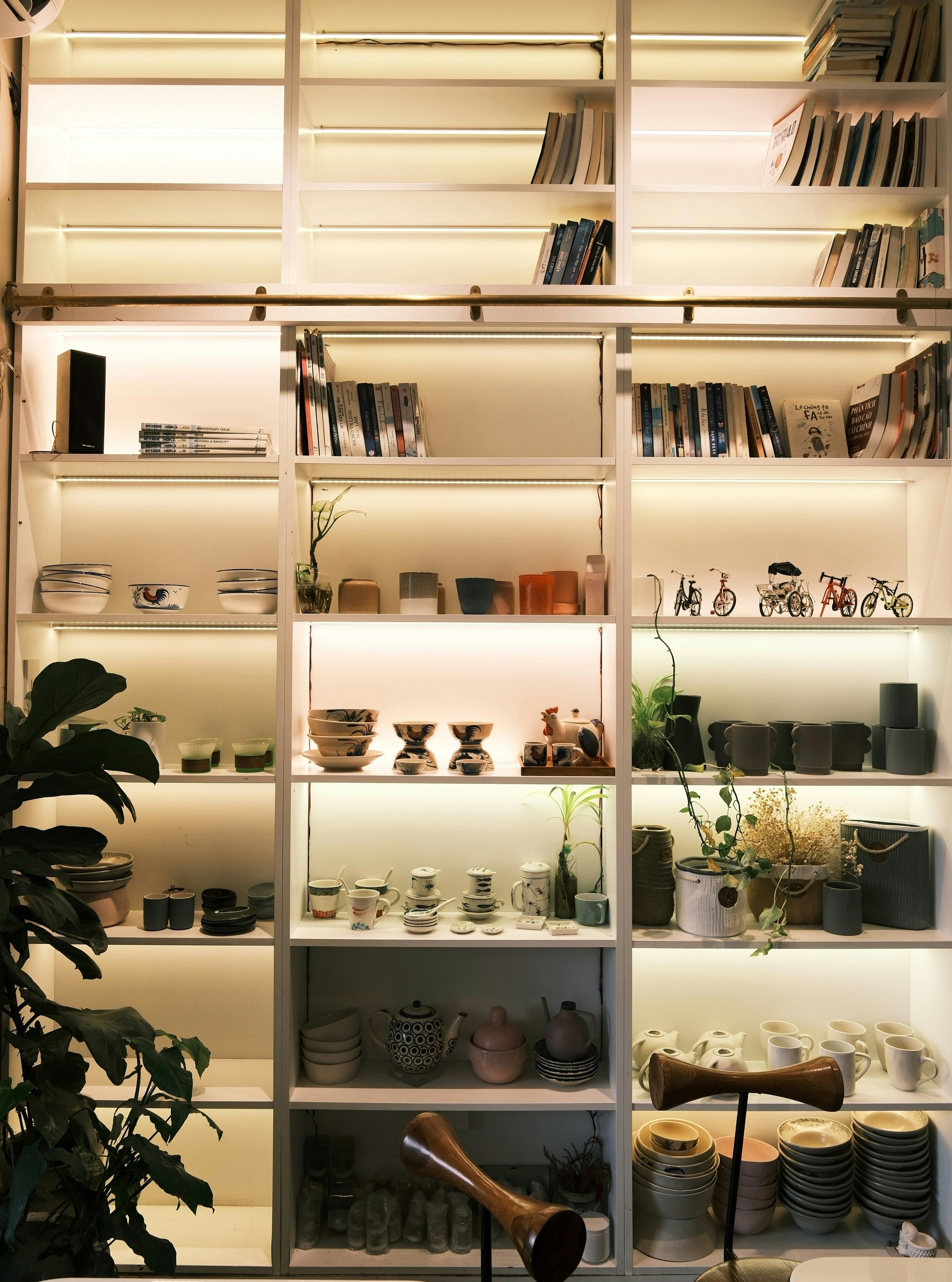 Organizadores de armario modulares en ropero ordenado